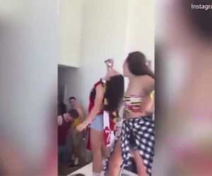 Cô gái dùng trán để... mở lon bia rồi uống hết