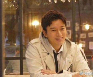 Nụ cười gượng gạo hiếm hoi của Giả Nãi Lượng sau chuỗi 12 ngày chìm đắm trong scandal