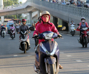 Sài Gòn se lạnh, người dân xúng xính áo ấm ra đường