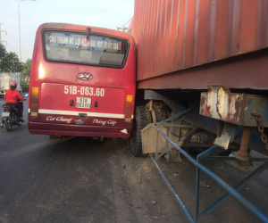 TP.HCM: Đình chỉ tài xế xe buýt lái xe rượt đuổi xe container