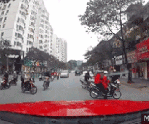 Video: Cứ ngỡ phố to là ngõ nhỏ, nữ ninja sang đường bất cẩn bị tông ngã trước đầu ô tô