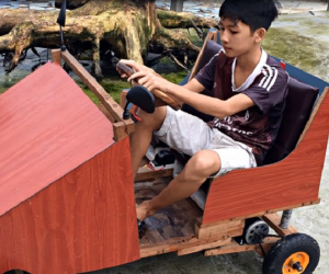 Nam sinh lớp 9 chế tạo ô tô điện từ gỗ và phế liệu để chở các em nhỏ đi học
