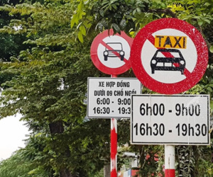 Tài xế Uber, Grab Hà Nội: 'Muốn về nhà chắc phải xé logo'