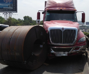 TP.HCM: Cuộn sắt gần 20 tấn rơi khỏi xe đầu kéo trên đường, nhiều người hoảng loạn