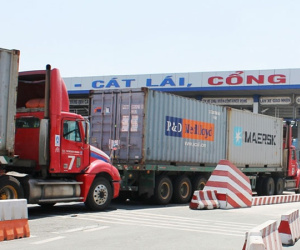 Video: Cuối năm, đường vào cảng Cát Lái kẹt xe từ trưa đến tối