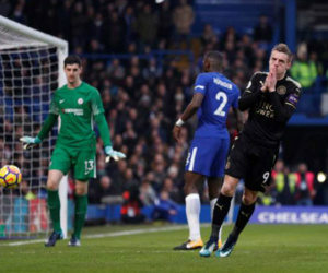 Chelsea tiếp tục hòa trước Leicester dù chơi hơn người