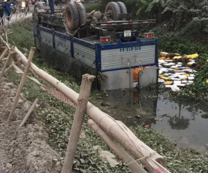Hà Nội: Xe tải chở bia nằm ngửa dưới mương nước sau khi mất lái