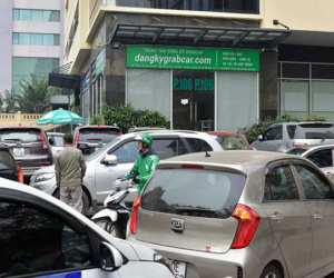 Hàng trăm tài xế Grab lại tắt app, kéo về trụ sở đòi giảm chiết khấu