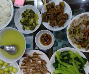 Một mâm cơm đơn sơ 200 nghìn đem khoe, 500 chị em tranh cãi nảy lửa