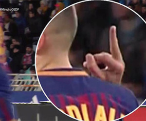Sao Barca giơ 'ngón tay thối' về phía đối thủ