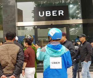 Tài xế Uber kéo đến văn phòng ở Hà Nội, hãng khóa cửa