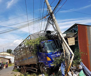 Xe tải lao vút, húc thẳng 2 nhà dân gây hoảng loạn