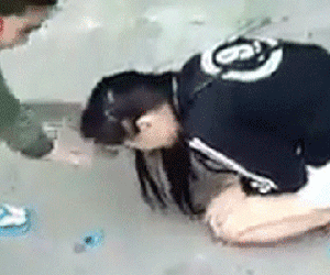 Clip: Vợ cầm mũ bảo hiểm đập vào đầu bồ nhí, bắt quỳ lạy giữa đường, chồng trốn biệt tăm không dám ló mặt