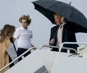 Ông Trump cầm ô đi trước vợ con giữa trời mưa