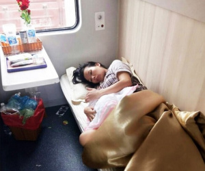 Sản phụ bất ngờ lên cơn đau đẻ, hạ sinh bé gái bụ bẫm trên chuyến tàu Bắc - Nam