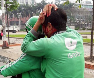 Tài xế GrabBike bị nhóm người lái xe ôm đánh chảy máu đầu
