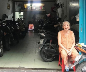 Tạm đình chỉ 48 bãi xe 'vua' trên vỉa hè TPHCM: Giữ xe tại gia quá tải