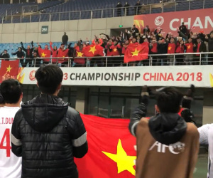 Clip: Khoảnh khắc chia vui xúc động của U23 Việt Nam với người hâm mộ