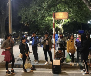 Karaoke dạo phản cảm ở bờ Hồ