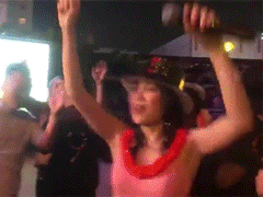 Mỹ Tâm nhảy điệu say rượu trong party sinh nhật bên bể bơi