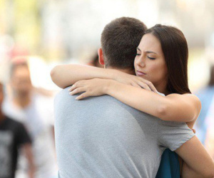 Nhìn thấy vợ hoặc chồng của bạn mình ngoại tình, có nên nói không?