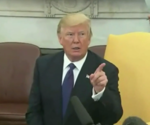 Trump chỉ thẳng mặt và đuổi phóng viên CNN ra ngoài
