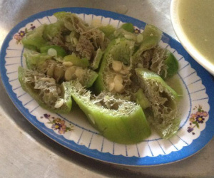 Vợ ăn bữa cơm mà nghẹn lời vì được chồng 'chiêu đãi' món mướp luộc còn già hơn cả tuổi đời của mình