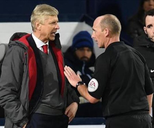 Wenger chửi trọng tài Premier League là "nỗi ô nhục