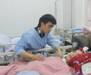 Bố bỏ đi, nam sinh lớp 12 phải nghỉ học để chăm mẹ tâm thần cùng anh trai chấn thương sọ não
