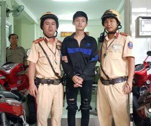CSGT truy bắt đối tượng có lệnh truy nã đang trên đường bỏ trốn