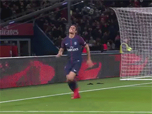Edinson Cavani phải ăn mừng một mình sau bàn thắng lịch sử