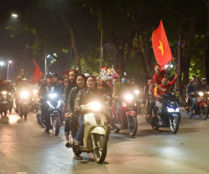 Người hâm mộ đổ ra hồ Gươm ăn mừng thành tích của U23 Việt Nam
