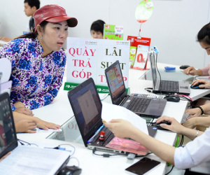 Người Việt đang vay tiền xài quá mức