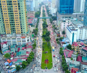 Video: Hà Nội xén dải phân cách trên đường đẹp nhất Việt Nam