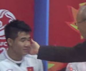Video: HLV Park Hang-seo tát nhẹ vào má Đức Chinh, liên tục nói cảm ơn U23 VN