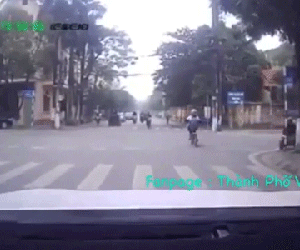 Video: Nữ sinh vượt đèn đỏ bị ô tô tông văng giữa ngã tư