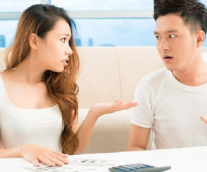 Vợ lười biếng, kiếm cớ chăm con không chịu đi làm, chỉ thích ở nhà ăn chơi