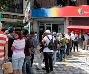 Xếp hàng 4 giờ không rút nổi 1 USD ở Venezuela