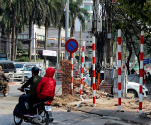 Biển báo trên phố Hà Nội bỗng 'bốc hơi', trơ cọc