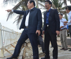 Chủ tịch Huỳnh Đức Thơ đi thị sát, chứng kiến bờ biển Đà Nẵng sạt lở kinh hoàng