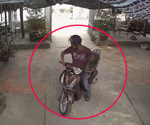 Clip: 'Đạo chích' bẻ khóa để đồng bọn cuỗm xe máy
