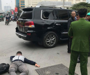 Hà Nội: Nam thanh niên đi xe máy thử độ cứng của Lexus LX570 và nằm bất động giữa đường ngay sau đó