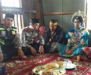 Người làng bắt gặp đang ở cùng nhau trong vườn chôm chôm, hai thanh niên trẻ tuổi bị ép làm đám cưới trong 'một nốt nhạc'