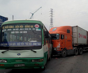 Nhiều hành khách hoảng sợ la hét vì va chạm liên hoàn giữa 5 xe, ùn ứ kéo dài trên xa lộ Hà Nội