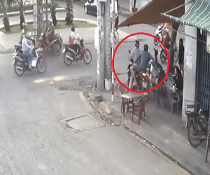 SỐC: Đàng hoàng dọn lối vỉa hè rồi phi xe máy lên... cướp điện thoại