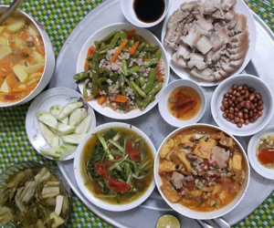 Than thở nấu cả mâm cơm thịnh soạn mà chồng chê, mẹ trẻ cứ tưởng được an ủi nào ngờ lại bị chê thêm