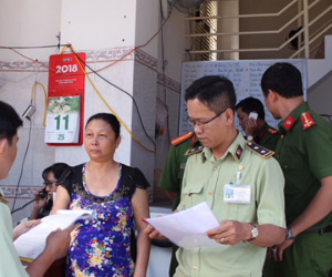 Tiêu hủy hơn 1,7 tấn đầu cá hồi, đùi gà... không rõ xuất xứ