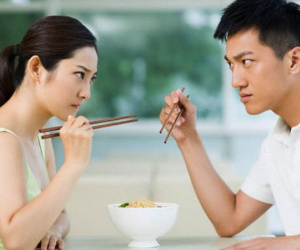 Vợ chồng trẻ con và những câu chuyện cười ra nước mắt