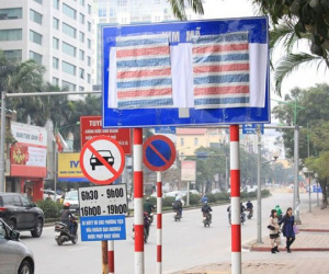 Vừa cắm biển thông báo xử lý các xe hợp đồng dưới 9 chỗ, Hà Nội vội vàng lấy túi ny long bịt kín