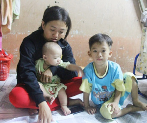 Chồng bỏ đi, người mẹ trẻ nuốt nước mắt nuôi hai con nhỏ dại, bệnh tật